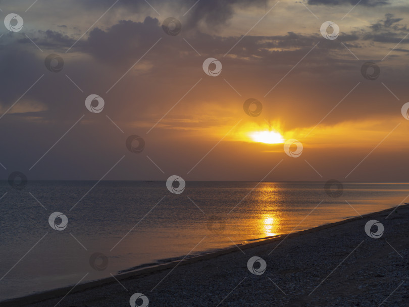 Скачать закат над морем. Живописный вид на море на фоне бак фотосток Ozero