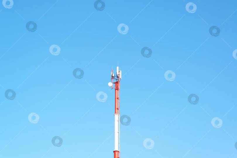 Скачать Мобильная вышка сотовой, радио- и интернет-связи на фоне ясного голубого неба фотосток Ozero