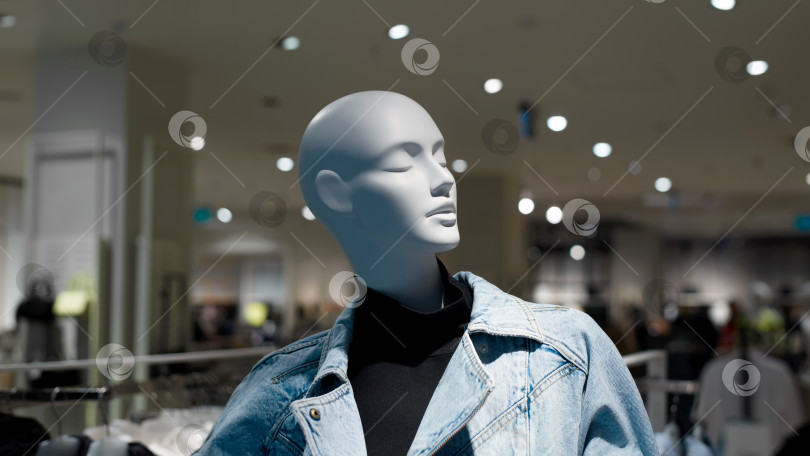 Скачать Женский лысый манекен в торговом центре, крупный план. фотосток Ozero