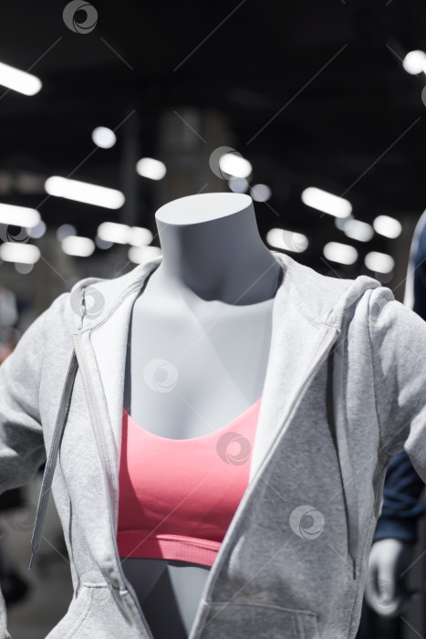 Скачать Женский манекен в спортивной одежде в торговом центре, крупный план. фотосток Ozero