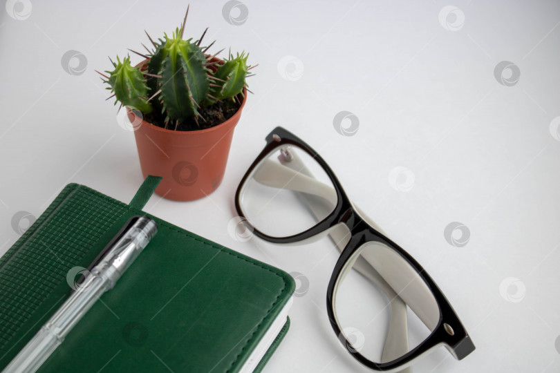 Скачать Офисный стол с очками, горшком для кактуса и блокнотом с ручкой. Вид сверху с местом для копирования. фотосток Ozero