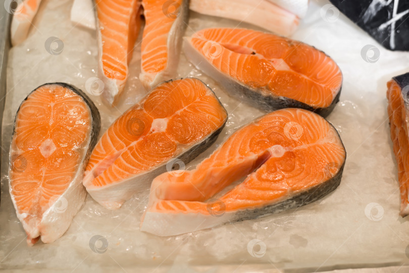 Скачать Охлажденный стейк из свежего лосося в магазине, крупным планом. Выборочный мягкий фокус фотосток Ozero