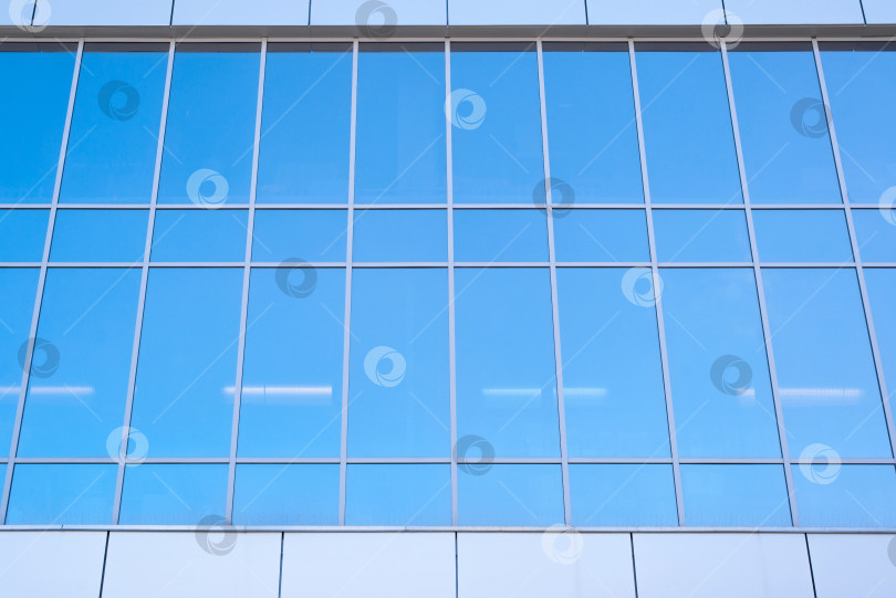 Скачать Стеклянные окна демонстрируют торговый центр, офисное здание снаружи фотосток Ozero