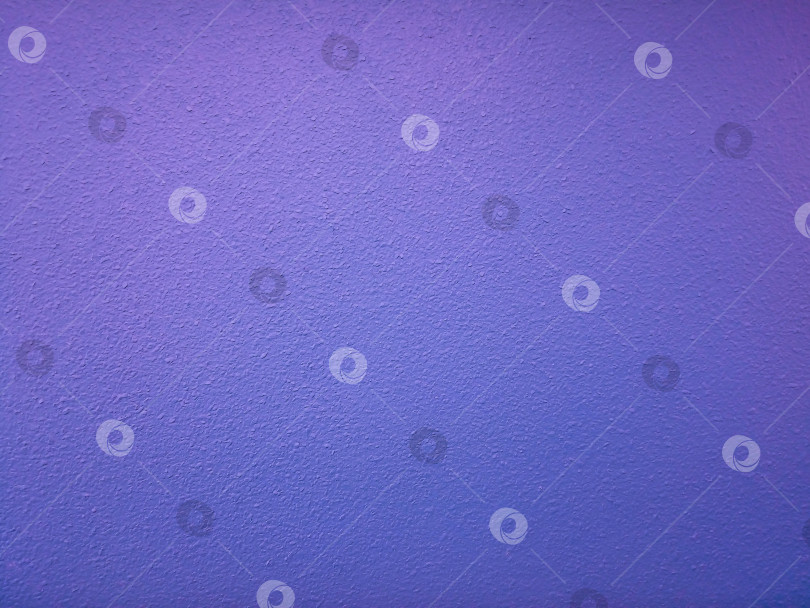 Скачать Фиолетовые фактурные квадратные мазки на бетонной стене. Модный синий камень текстурированная стена абстрактный фон покрытие штрихами росписи узор неровная поверхность штукатурки. Место для текста Художественные царапины ручной работы, потертости фотосток Ozero