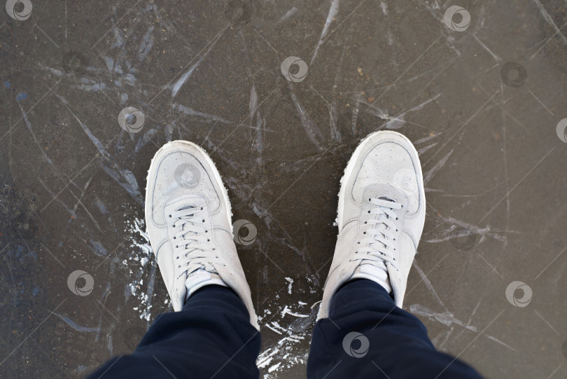 Скачать Мужчина стоит на растрескавшемся льду, на открытом воздухе, вид сверху. фотосток Ozero