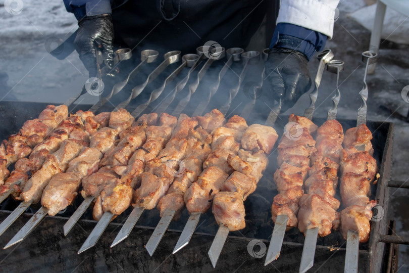 Скачать Традиционный русский шашлык на шпажке для барбекю, приготовление мяса на свежем воздухе на шпажках фотосток Ozero