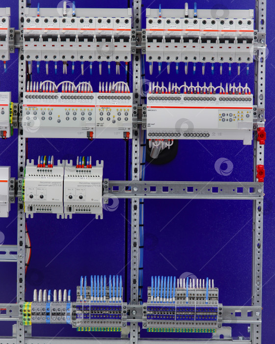 Скачать Электрический распределительный щит, собранный на раме ABB. Группы разъемов на диавтоматах ABB DS201, автоматических защитных устройствах ABB S203, S201. Управление шторами, освещением. фотосток Ozero