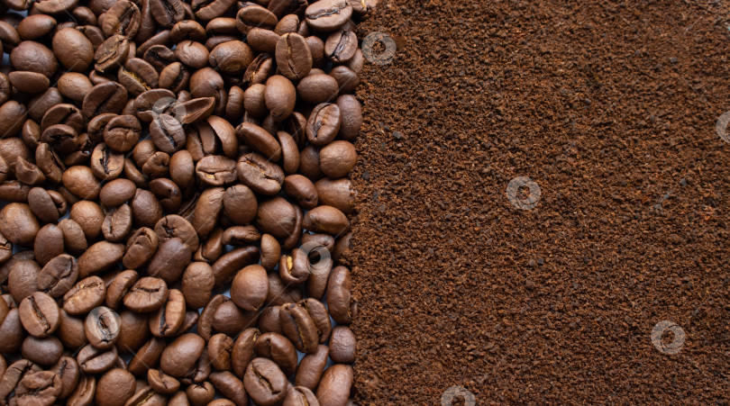 Скачать Изображение кофейных зерен и молотого растворимого кофе. Фон кофейных зерен и кофейного порошка фотосток Ozero