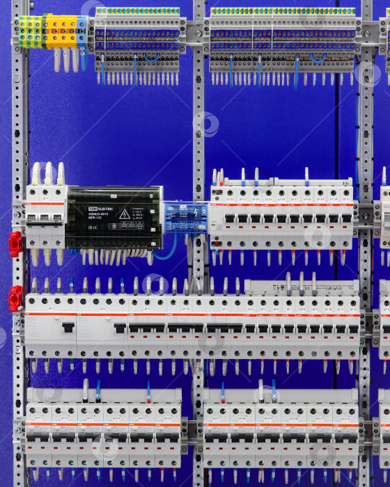 Скачать Электрический распределительный щит, собранный на раме ABB. Группы разъемов на диавтоматах ABB DS201, автоматических защитных устройствах ABB S203, S201. Управление шторами, освещением. фотосток Ozero