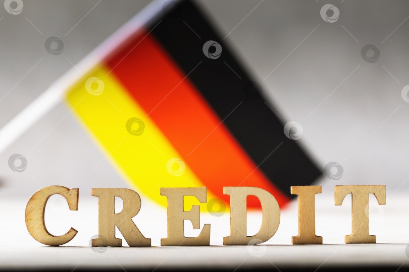 Скачать Текст деревянными буквами и немецкий флаг на абстрактном фоне, концепция заимствования из Германии фотосток Ozero