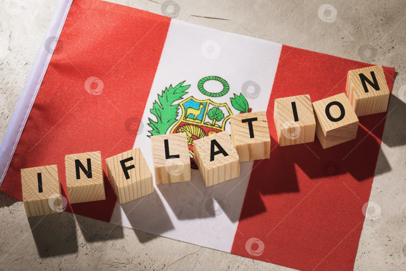 Скачать Перуанский флаг и деревянные кубики с текстом, концепция на тему инфляции в Перу фотосток Ozero