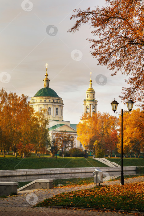 Скачать Осенний пейзаж с видом на церковь Святого Михаила Архангела. Россия, город Орел фотосток Ozero