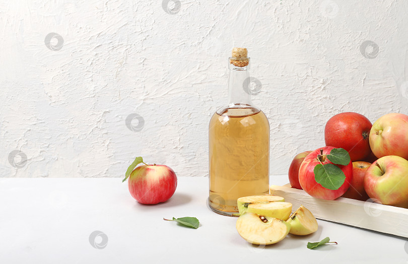 Скачать Яблочный сидр, сок или ферментированный фруктовый напиток и ингредиенты на солнечном столе. Осеннее знамя. Концепция диеты и похудения. Здоровое питание, детоксикация организма, яблоки помогают очистить организм и снизить вес фотосток Ozero