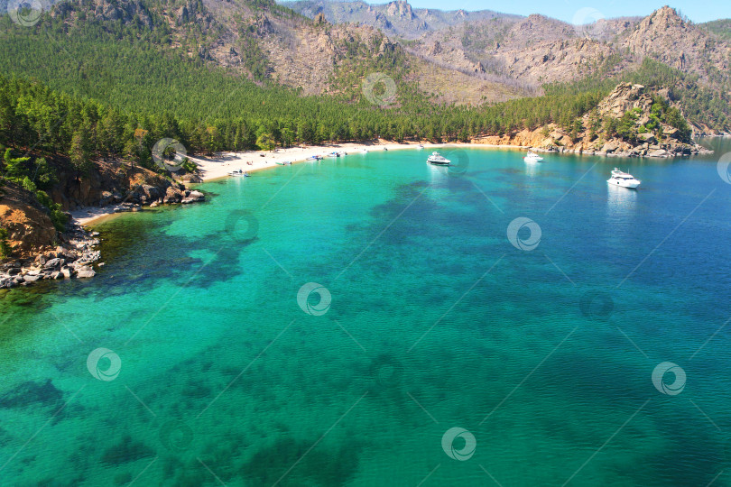 Скачать Прекрасный морской пейзаж. Яхты у берега и в бухте. фотосток Ozero