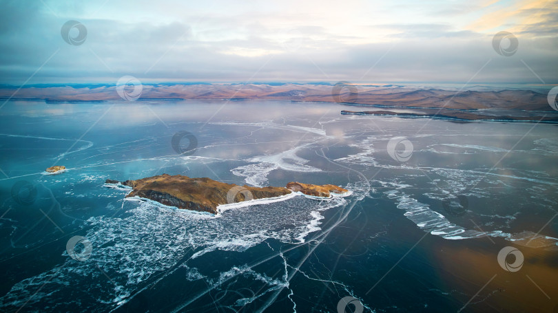 Скачать Аэрофотосъемка озера Байкал зимой. Прекрасный вид на замерзшее озеро, чистый лед, остров Олтрек фотосток Ozero