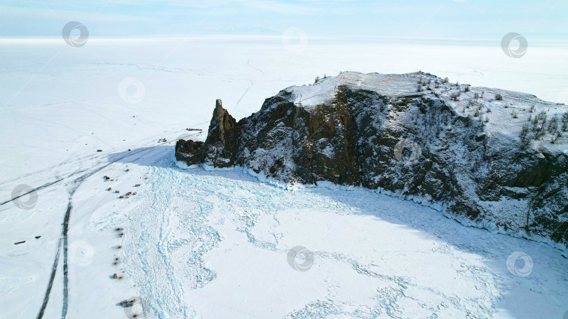 Скачать Замерзшее озеро Байкал с воздуха. К северу от острова Ольхон, мыс Хобой. фотосток Ozero