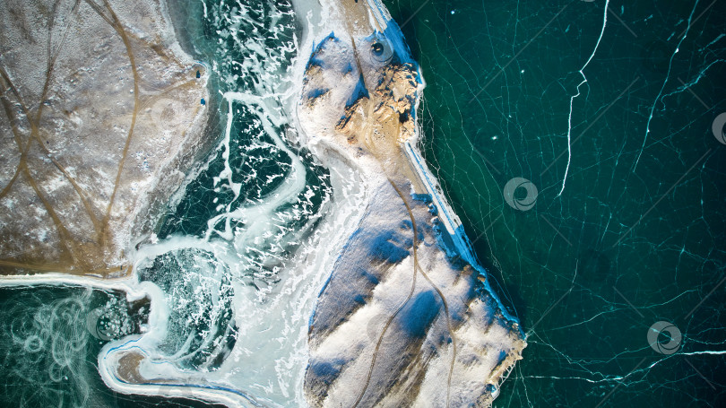 Скачать Вид с высоты птичьего полета на замерзшее озеро Байкал. Аэрофотосъемка. фотосток Ozero