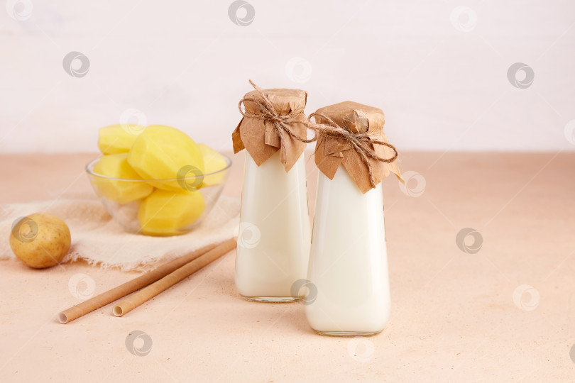 Скачать Веганское картофельное молоко в бутылках. Заменитель молока на растительной основе. фотосток Ozero