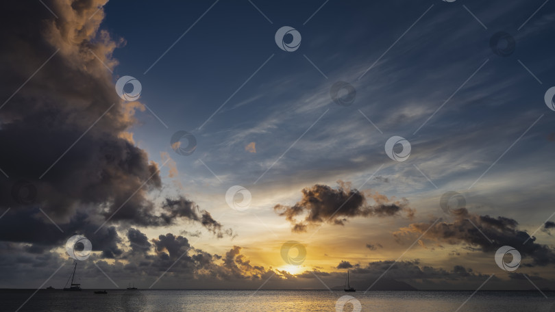 Скачать Фантастический тропический закат над океаном. фотосток Ozero