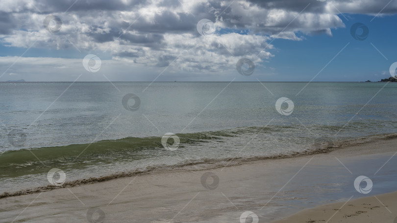 Скачать Волна бирюзового океана накатывает на берег. фотосток Ozero