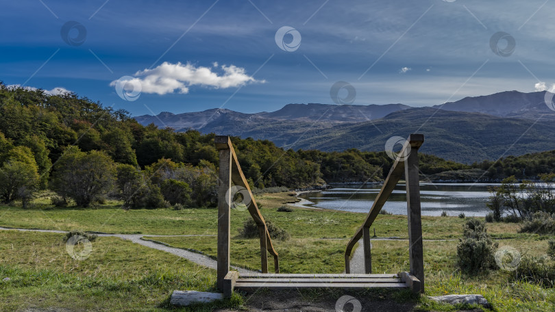 Скачать Деревянная лестница с перилами спускается на луг. фотосток Ozero