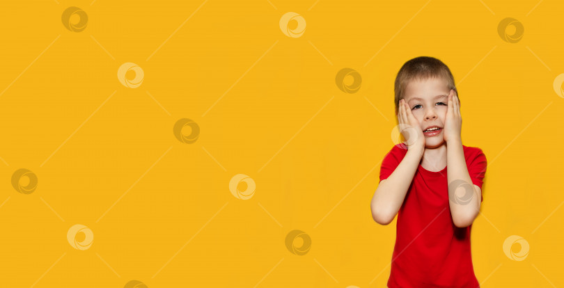 Скачать Ребенок в красной футболке на желтом фоне, мальчик 5 лет фотосток Ozero