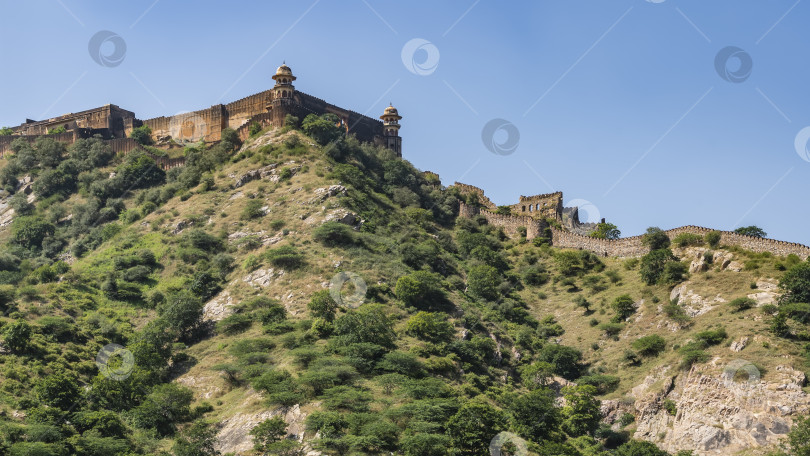 Скачать Древняя крепостная стена проходит вдоль гребня горы фотосток Ozero