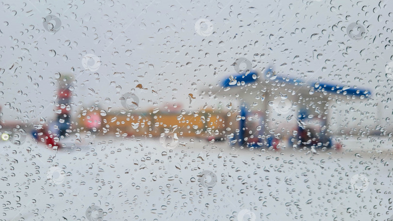 Скачать На заправочной станции зимой капли дождя стучат в окно машины фотосток Ozero