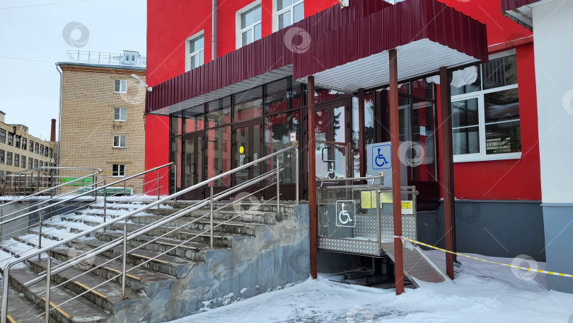 Скачать Крыльцо, вход и лифт для людей в инвалидных колясках в красном доме. фотосток Ozero