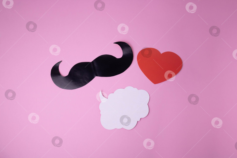 Скачать На розовом фоне изображены бумажные черные усы, сердечко и белое облако для слов. фотосток Ozero