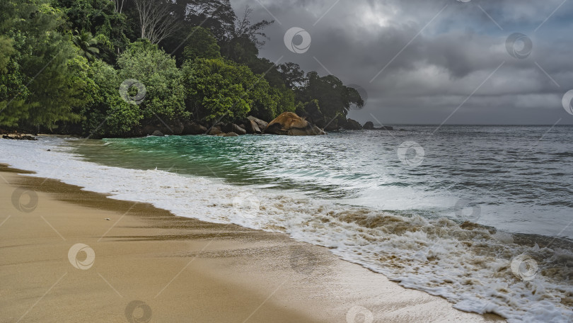 Скачать Волны бирюзового океана набегают пеной на мокрый песок пляжа. фотосток Ozero