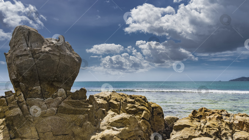 Скачать Живописные прибрежные гранитные скалы на фоне голубого неба и облаков. фотосток Ozero