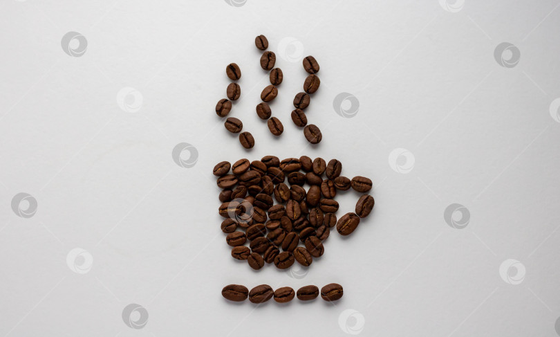 Скачать Натуральный кофе в зернах. Изолированный на белом фоне фотосток Ozero