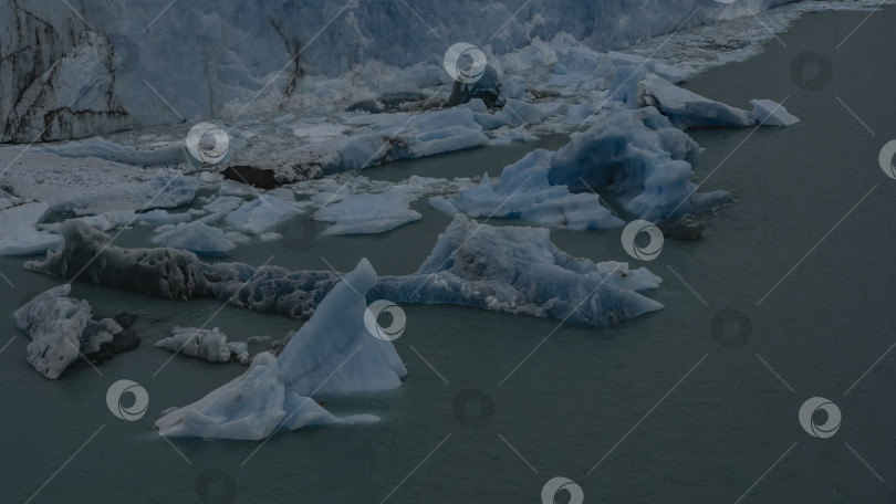 Скачать Осколки голубого льда и айсбергов плавают в бирюзовой воде. C фотосток Ozero