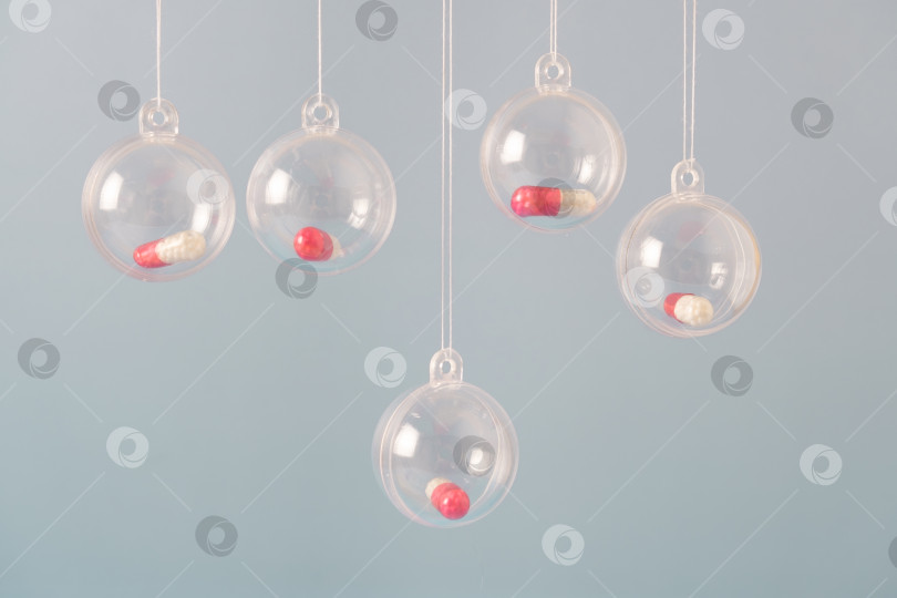 Скачать Прозрачные маленькие шарики с таблетками-капсулами. Желаю здоровья в Новом году без коронавируса. фотосток Ozero