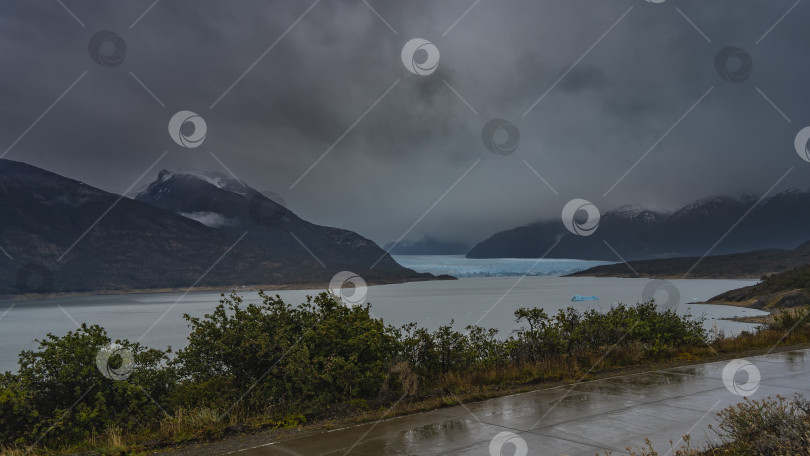 Скачать Со смотровой площадки виден голубой ледник Перито-Морено фотосток Ozero