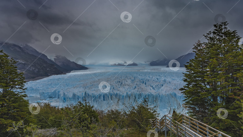 Скачать Вид со смотровой площадки на ледник Перито-Морено. фотосток Ozero