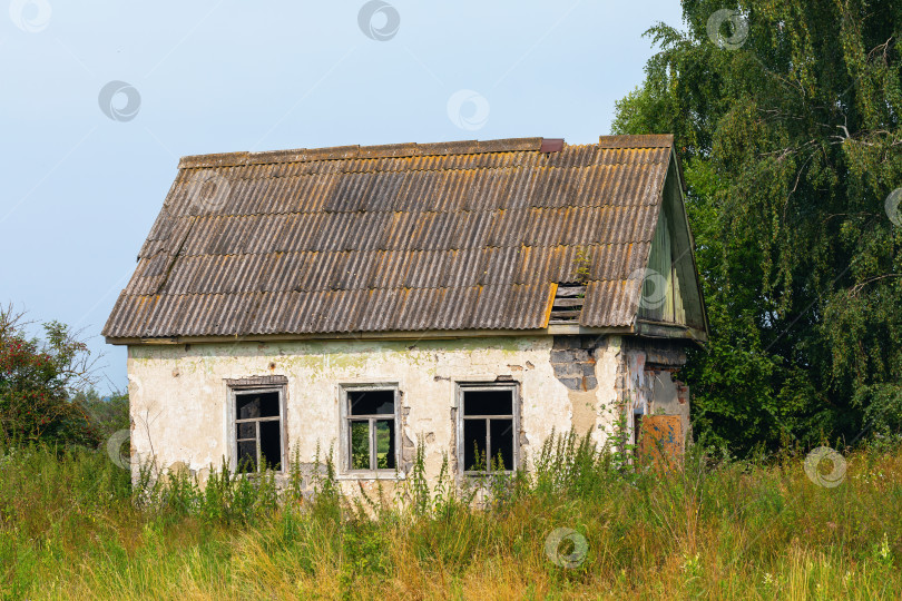 Скачать Старый заброшенный деревенский дом и земельный участок в поле фотосток Ozero