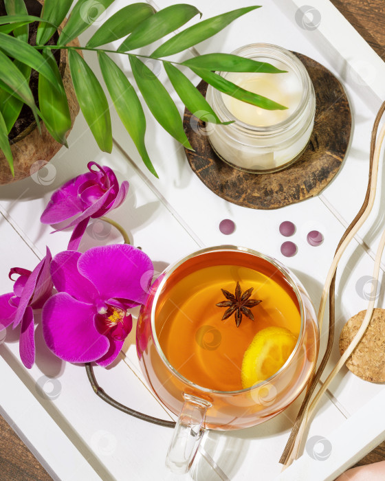 Скачать Фруктовый чай с ломтиком лимона, ароматическая свеча, палочки, тропические цветы фотосток Ozero