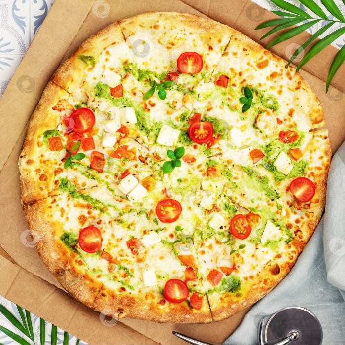 Скачать Итальянская пицца с песто в крафтовой коробке с пальмовыми листьями фотосток Ozero