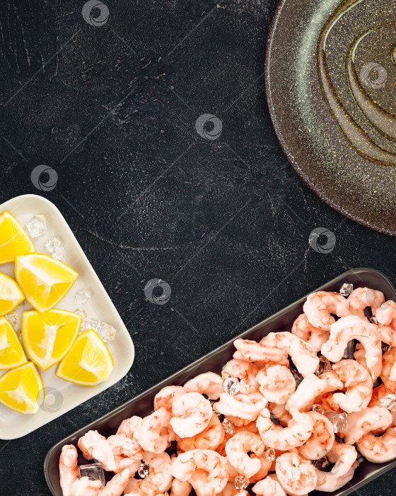 Скачать Креветки в кожуре, натуральный лимон, сковорода с оливковым маслом фотосток Ozero