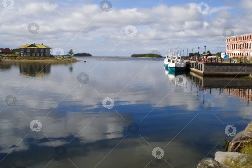 Скачать живописный вид на пристань на Соловках. Размытый фон. Отражения в воде фотосток Ozero