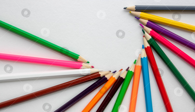 Скачать Цветные карандаши, выделенные на белом фоне крупным планом фотосток Ozero