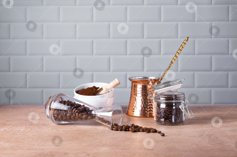 Скачать Кофейные зерна и молотый кофе в стеклянной и фарфоровой посуде. Традиционная турецкая джезва, кофейник. фотосток Ozero