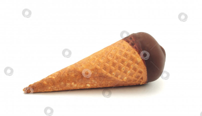 Скачать Шоколадный рожок для мороженого, выделенный на белом фоне. фотосток Ozero
