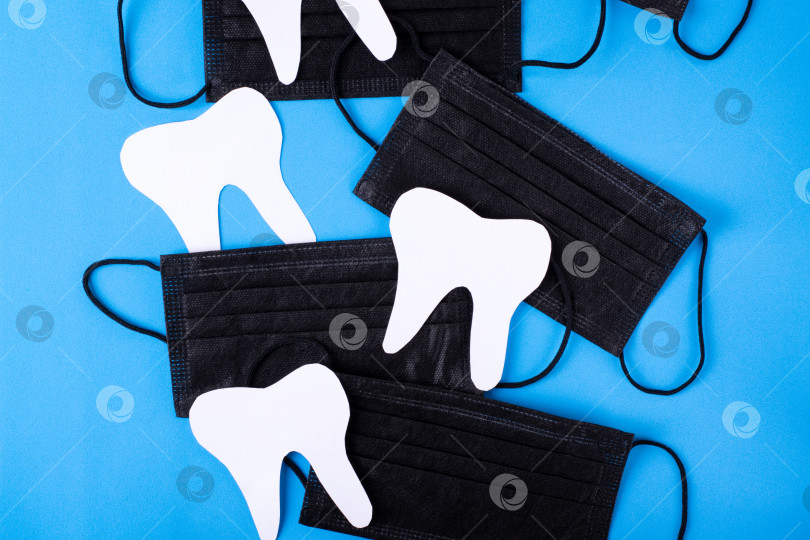 Скачать Бумажные зубы и черные маски на синем фоне. фотосток Ozero