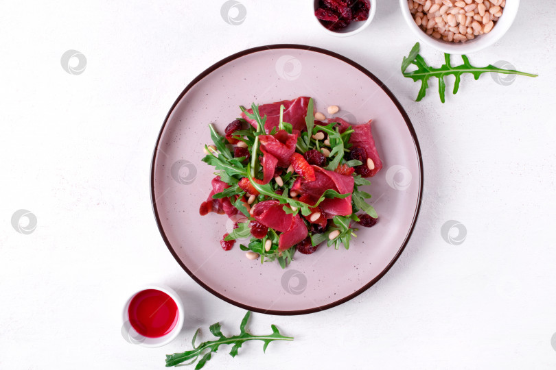 Салат с утиной грудкой, рукколой и клюквенным соусом — рецепты | Дзен
