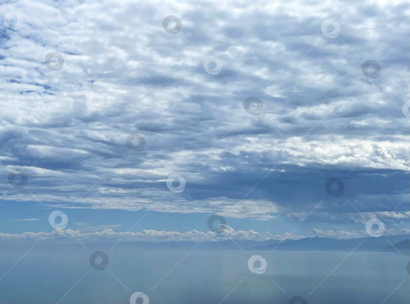 Скачать Прекрасный вид на озеро Байкал с легкой дымкой фотосток Ozero