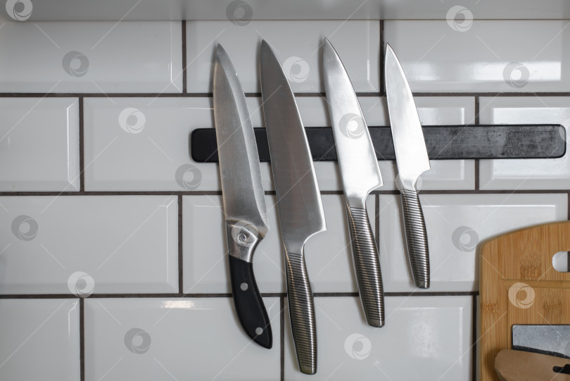 Скачать Набор ножей и магнитный держатель на кухне. фотосток Ozero