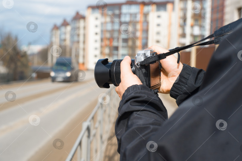 Скачать Фотограф, использующий камеру на открытом воздухе в течение дня. Крупный план рук, держащих фотоаппарат. фотосток Ozero